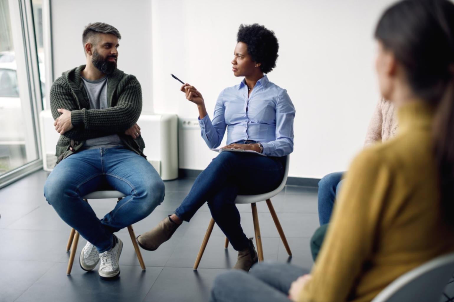 Salle de formation avec écrans financiers